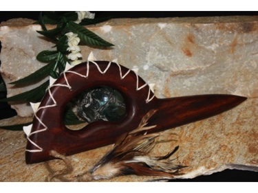 KNUCKLE DUSTER WITH SPEAR SHARK TEETH HAWAIIAN ART