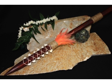 HAWAIIAN SPEAR 3 FT W 12 SHARK TEETH ROOSTER FEATHERS